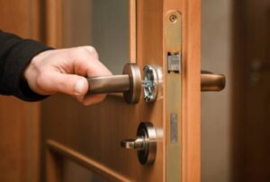 Cerrajero cambiando una cerradura en una puerta de madera sin dañarla en Valencia